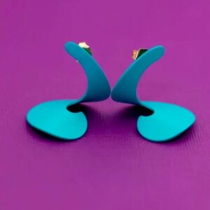 How fun!?! Vintage Boho abstract vibrant blue/teal swirl ceramic dangle earrings